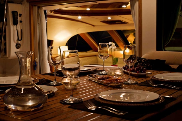  Cena en un barco 
